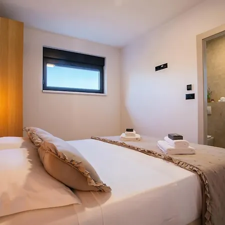 Heated Pool Kalega ספליט