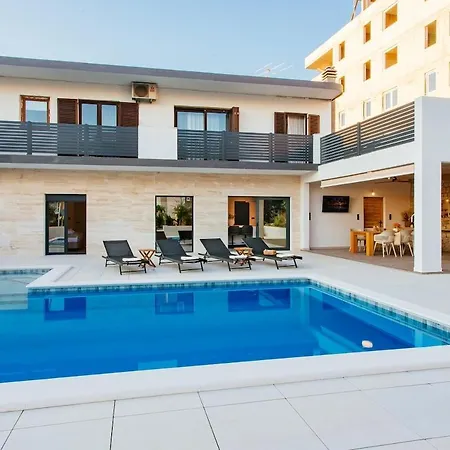 Апартаменти Heated Pool Kalega