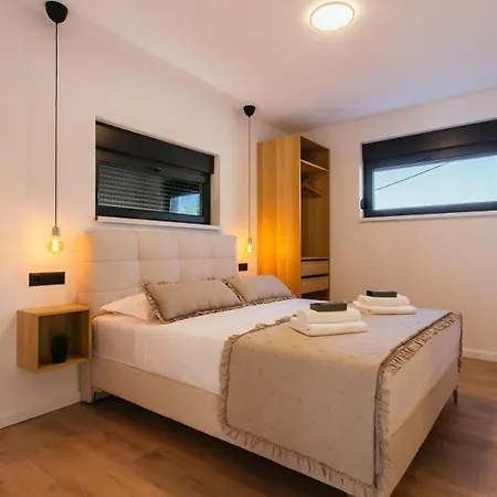 Heated Pool Kalega Спліт